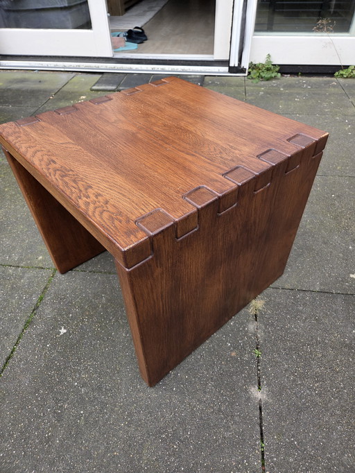 Tisch im brutalistischen Design