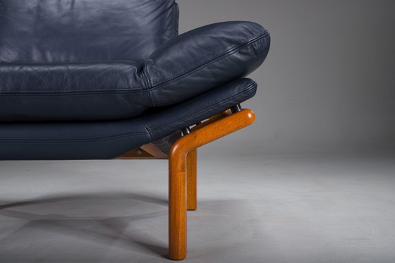 Image 1 of Poltrona danese in teak e pelle blu navy di Komfort, anni '70