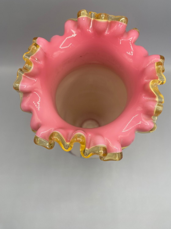 Vase en opaline émaillée polychrome à bordure festonnée rose et or – Époque Napoléon III – Verres et carafes (photo 4 of 6)
