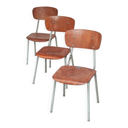 Lot de 3 chaises d'école tchèques en métal et bois.