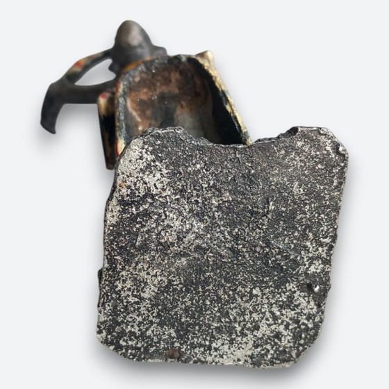 Image 1 of West-Afrikaanse figuratieve sculptuur in metaal – handbeschilderde dragerfiguur – vintage