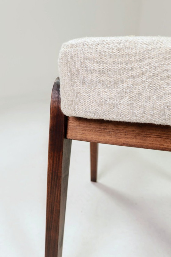 Image 1 of Par de taburetes de madera tapizados en tela beige.