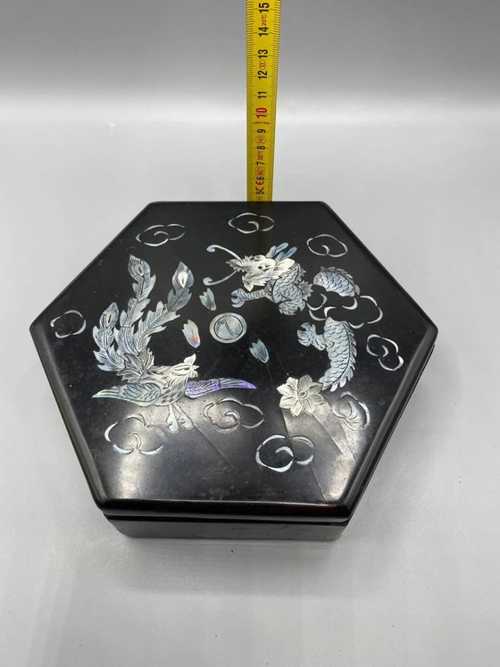 Hexagonal black lacquered box with mother-of-pearl inlay, dragon and phoenix, Far East, second half of the (photo 4 of 5)