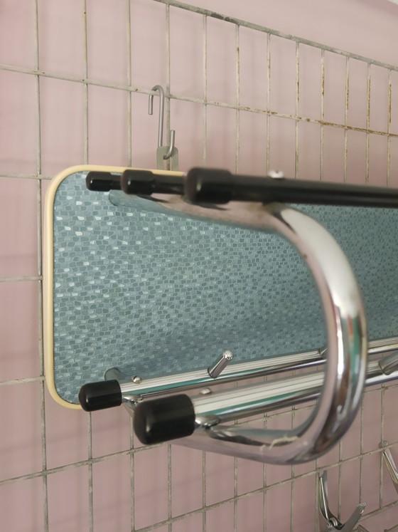 Prachtige 50's retro buisframe wandkapstok dubbele rij met hoedenrek, Bauhaus stijl blauw met chroom (photo 7 of 15)