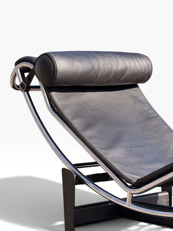 LC4 Chaise longue by Le Corbusier for Cassina, black leather and chrome steel, Design (photo 13 of 15)