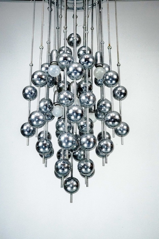 Image 1 of Italiaanse chromen kroonluchter met bolvormige elementen, jaren 70