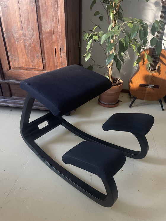 Image 1 of Zwarte Stokke Varier kniestoel