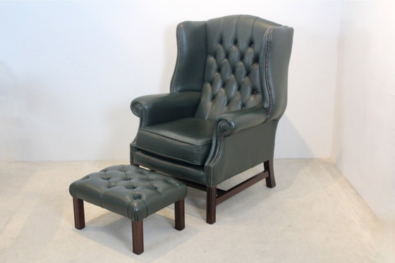 Image 1 of Chesterfield Fauteuil mit Fußhocker aus grünem Leder