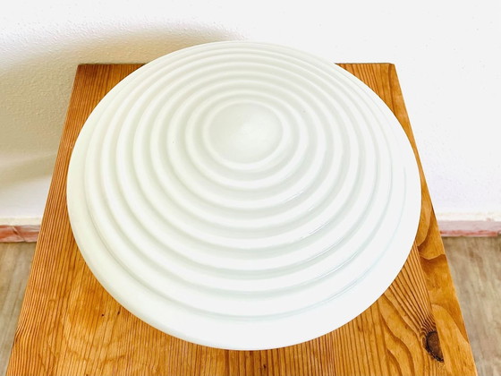Image 1 of Witte opaal geribbelde glazen ronde Art Deco plafond- of wandlamp, USSR jaren 60