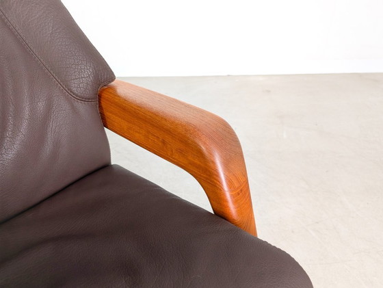 Image 1 of Sillón de teca de mediados de siglo con diseño HS de cuero y otomana danesa