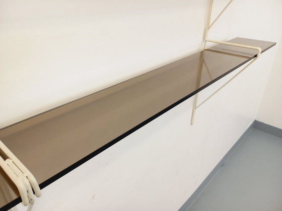 Image 1 of Grande étagère murale vintage en verre fumé et métal blanc style String Tomado des années 60