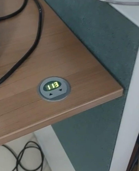 Image 1 of Scrivania regolabile elettricamente con pannelli acustici