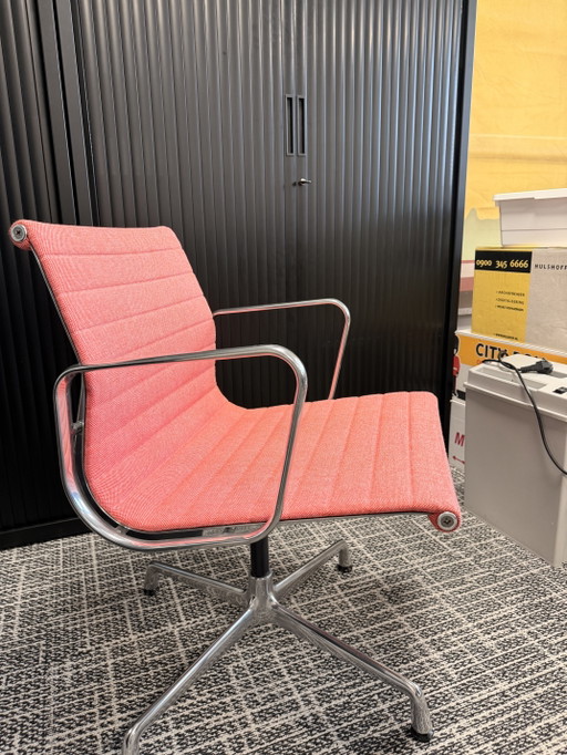 Charles en Ray Eames Vitra EA 108 aluminium vergaderstoel.