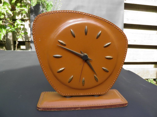 vintage lederen tafelklok