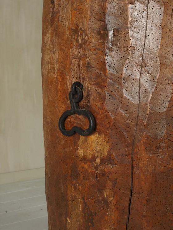 Image 1 of Cabinet d'art populaire primitif fabriqué à partir d'un vieux tronc d'arbre.