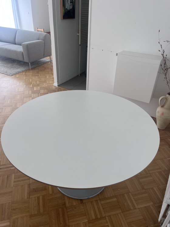 Image 1 of Metaform Orfis ronde tafel met metalen onderstel