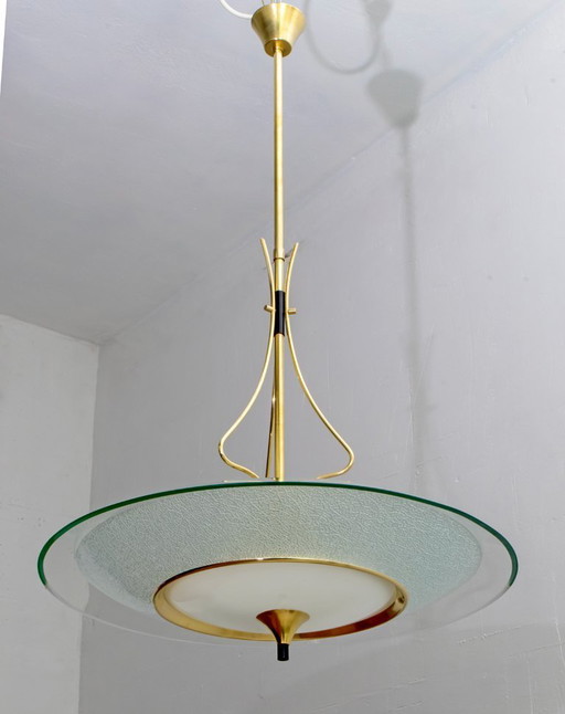 Dieser Mid-Century-Kronleuchter aus Glas und Messing im Stil von Fontana Arte aus den 1940er Jahren
