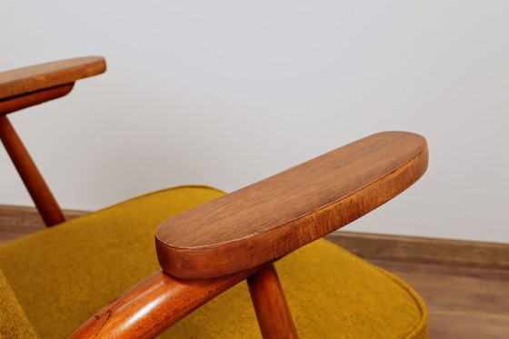 Image 1 of Mid-Century-Sessel, ockergelbe Wolle, gedrechselte Beine, 1960er Jahre