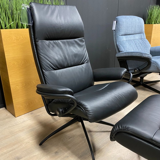Image 1 of Poltrona reclinabile Stressless Tokyo con poggiapiedi