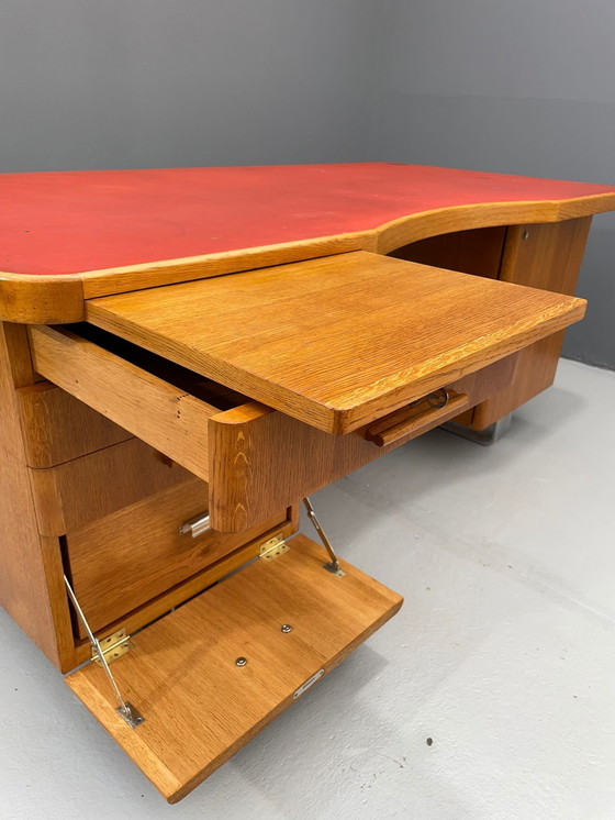 Image 1 of Bureau Bauhaus en noyer avec plateau rouge - Vintage Mid Century Design