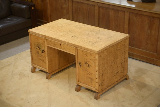 Image 1 of Engels bureau van berkenhout met inlegwerk in bijenmotief, jaren 1950