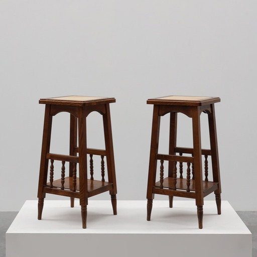  Pareja de mesas auxiliares rústicas de madera del siglo XX con tapa de cerámica, Francia