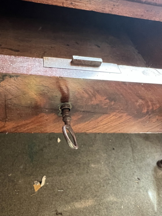 Image 1 of Scrivania antica in legno massello con cassetti e piano in pelle nera, stile XIX secolo.