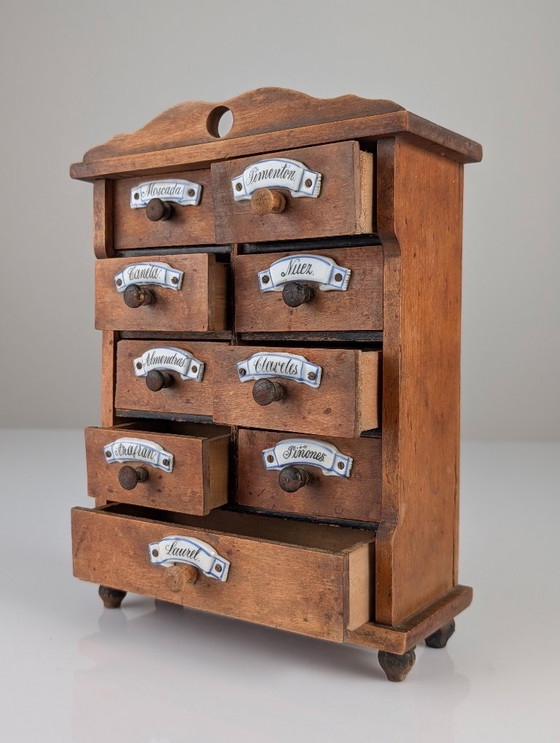 Image 1 of Armoire à épices murale rustique espagnole en bois avec étiquettes en céramique, années 1930