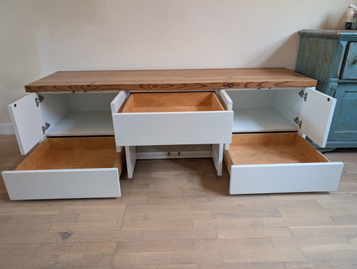 Mobile porta TV unico, realizzato in legno massello di pino e compensato di betulla.