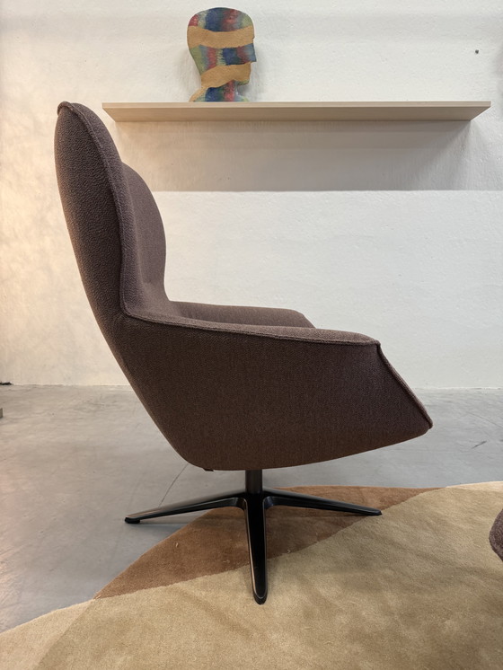 Image 1 of Poltrona girevole Pode Flare con poggiapiedi in tessuto