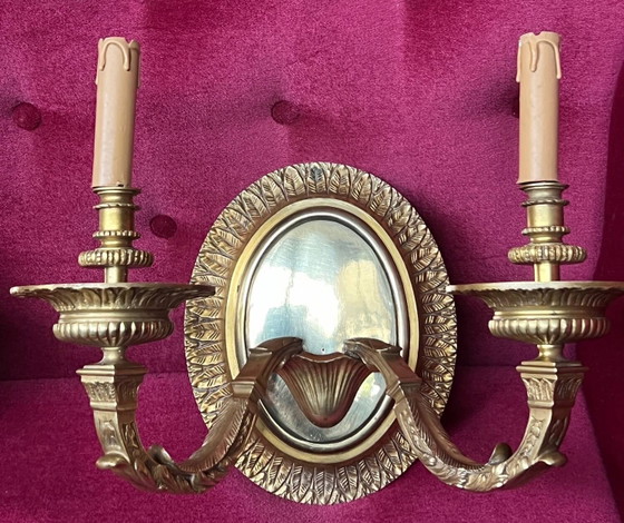Een paar massief vergulde bronzen wandlampen in Lodewijk XVI-stijl. (photo 4 of 8)