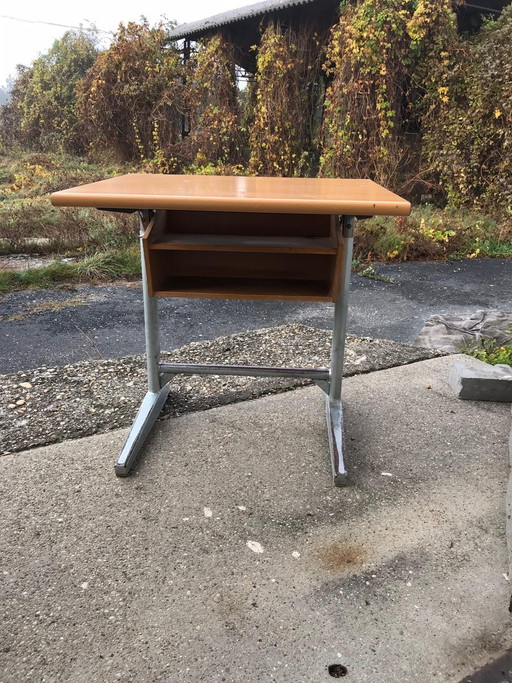 Zwitserse schoolbank van Embru, jaren 60