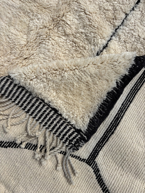 Image 1 of Marokkaanse Mrirt Witte Wollen Vloerkleed 260x350 cm - Berber Marokkaans Modern Tapijt