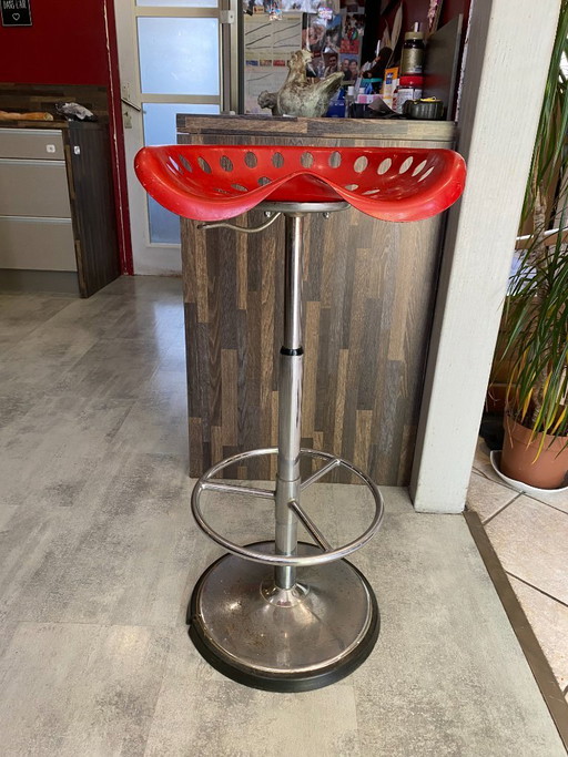 Auténtico taburete rojo para tractor, con diseño de cortacésped giratorio ajustable, de Etienne Fermigier Mirima, 1970.
