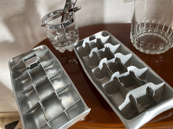 Vintage Mid-Century Barware Ice Set (1950's/1960's) – 2 Aluminum Ice Trays & 2 Glass Ice Buckets (photo 5 of 11)
