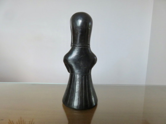 Image 1 of Ceramica nera opaca raffigurante una figura femminile tribale.