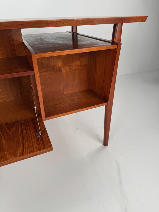 Image 1 of Dänischer Chefschreibtisch aus Teakholz – Eleganter Arbeitsplatz im Stil der Mitte des 20. Jahrhunderts