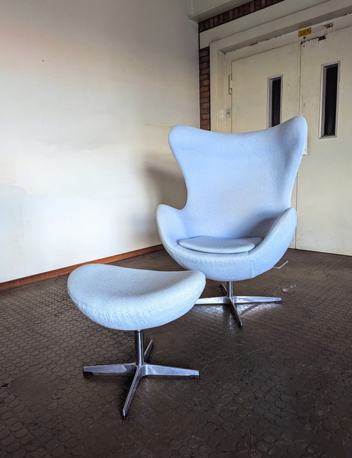 Réplique de la chaise Egg avec ottoman