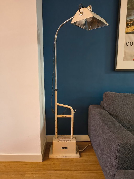Due rare lampade per terapia UV Philips (1935) – Design industriale e medico