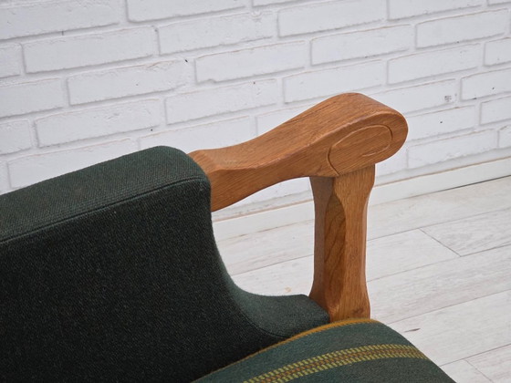 Image 1 of Fauteuil danois des années 1970, en laine verte, avec revêtement en chêne massif.