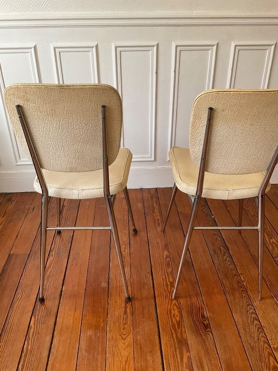 Image 1 of Een paar vintage stoelen uit de jaren 50 - gestempeld - verchroomd staal en gepatineerd kunstleer.