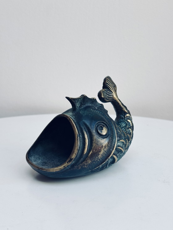 Image 1 of Posacenere vintage a forma di pesce Walter Bosse – Raccoglitore in ottone patinato – Decorazione in verderame di metà secolo