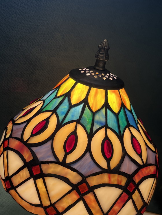 Image 1 of Lámpara de mesa estilo años 20 con vitrales Tiffany y motivo de plumas de pavo real