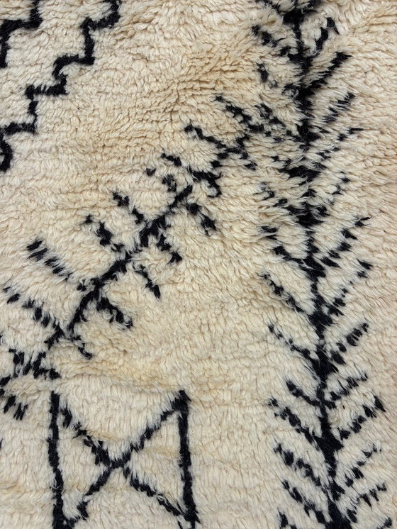 Image 1 of Tapis berbère marocain luxueux en laine 250x350 cm – Tapis berbère blanc et noir – Tapis marocain authentique 