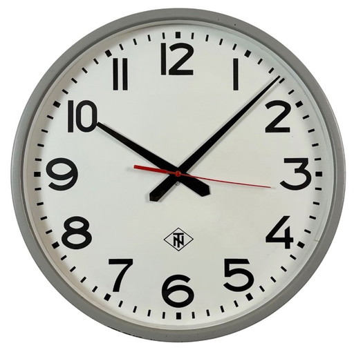Grande horloge murale industrielle grise de TN, années 1960