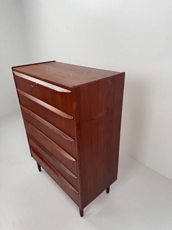 Image 1 of Commode danoise en teck – Élégance de la façade sculptée