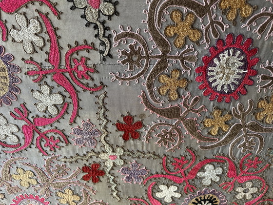 Image 1 of Tapiz Suzani antiguo de Uzbekistán