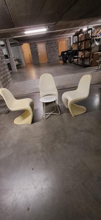 Panton chairs with tulip table