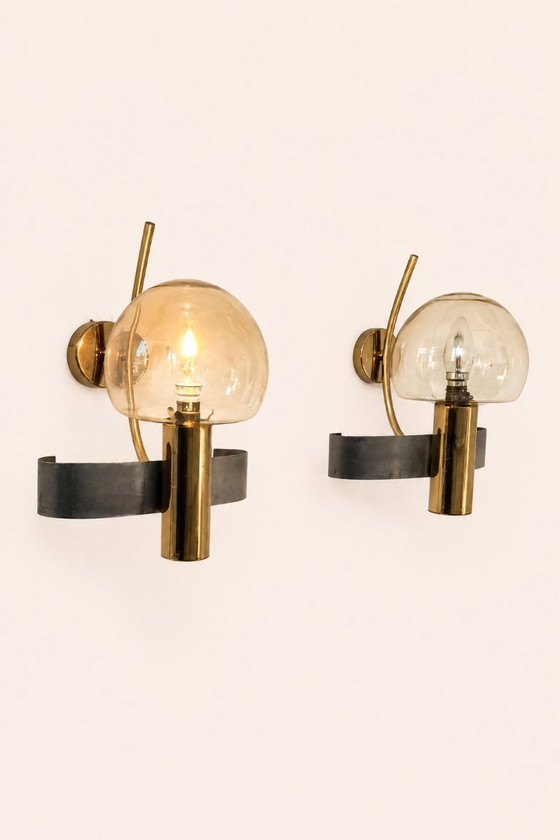 Image 1 of Een paar vintage wandlampen van geborsteld metaal, messing en rookglas, Frankrijk.