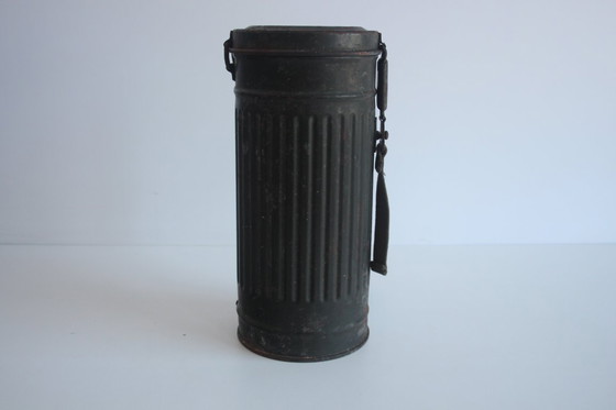 Image 1 of Origineel gasmasker uit de Tweede Wereldoorlog met naamplaatje en soldatenrang, circa 1940